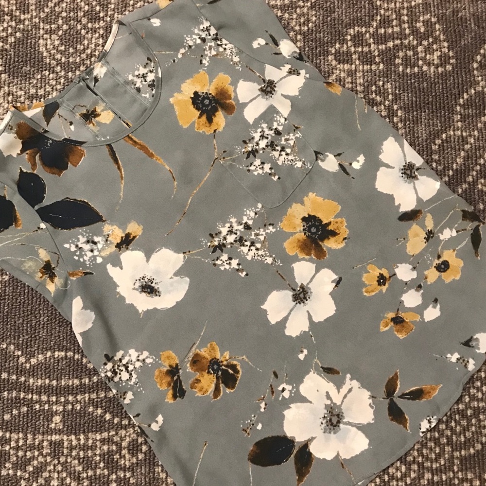 *FINAL DAY B4 DONATING* Floral blouse